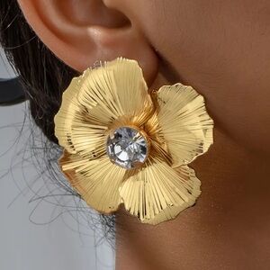 NEW❗️Gold Floral Statement Earrings. Vintage Luxury White Rhinestone Design 🌼